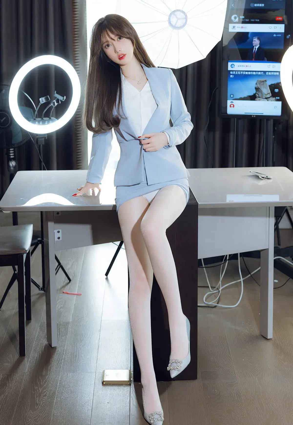 美桃酱极品制服秘书风骚白丝丰满美腿高跟诱惑丝袜无内