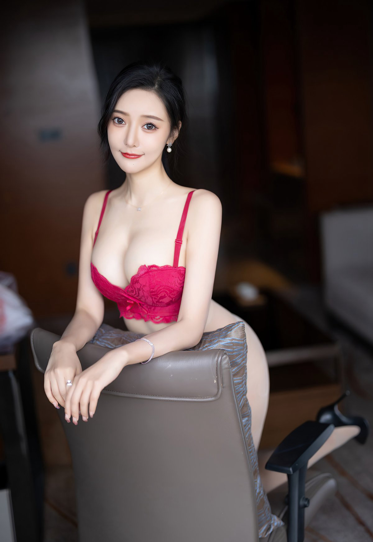 王馨瑶制服诱惑性感风搜秘书高级酒店肉丝无内美腿高跟