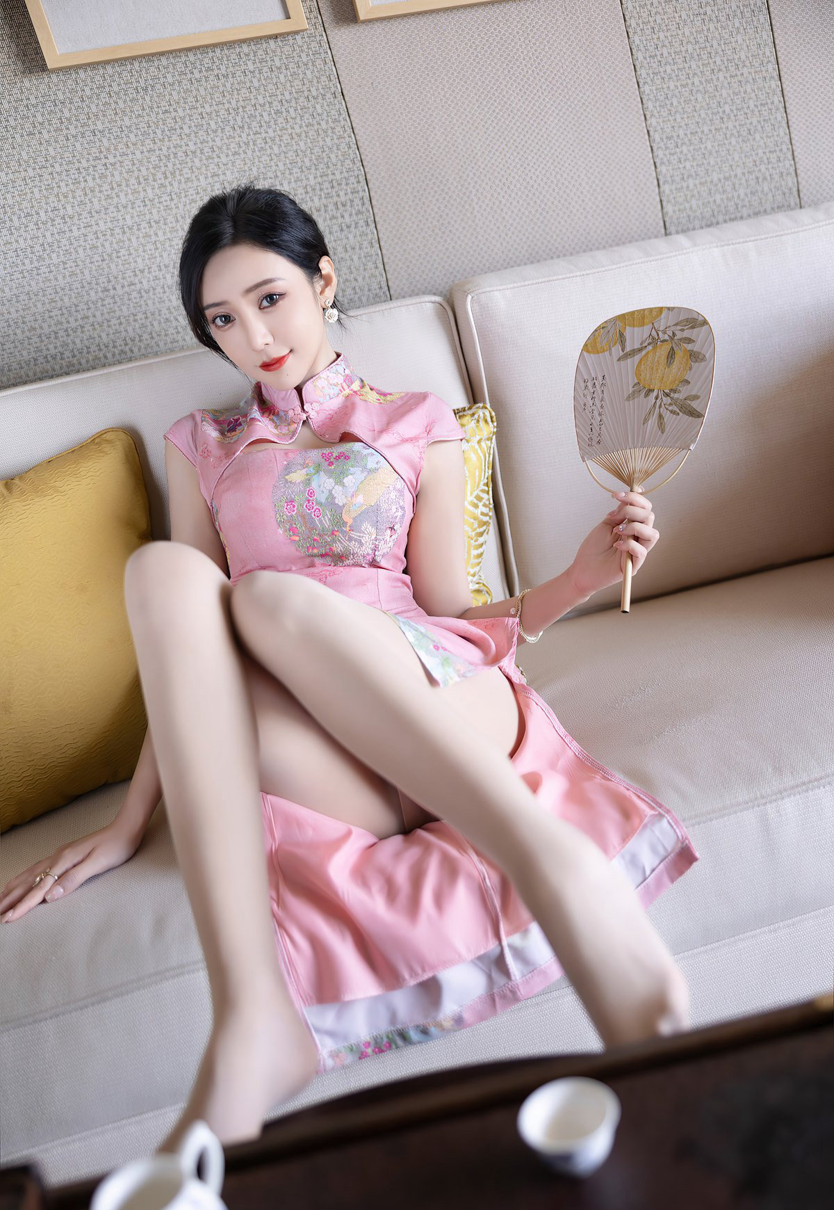 王馨瑶肉丝无内风骚美腿玉足诱惑高翘臀姿势后入高清套图