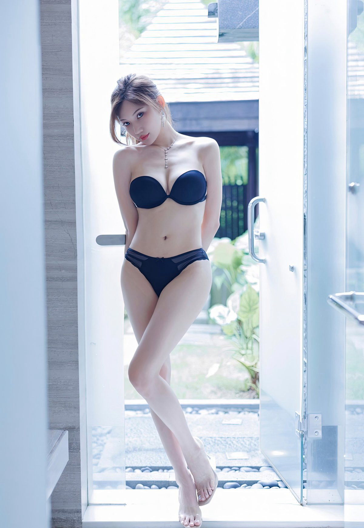 极品肉感饱满肥臀美女图片风骚美少妇黑丝无内