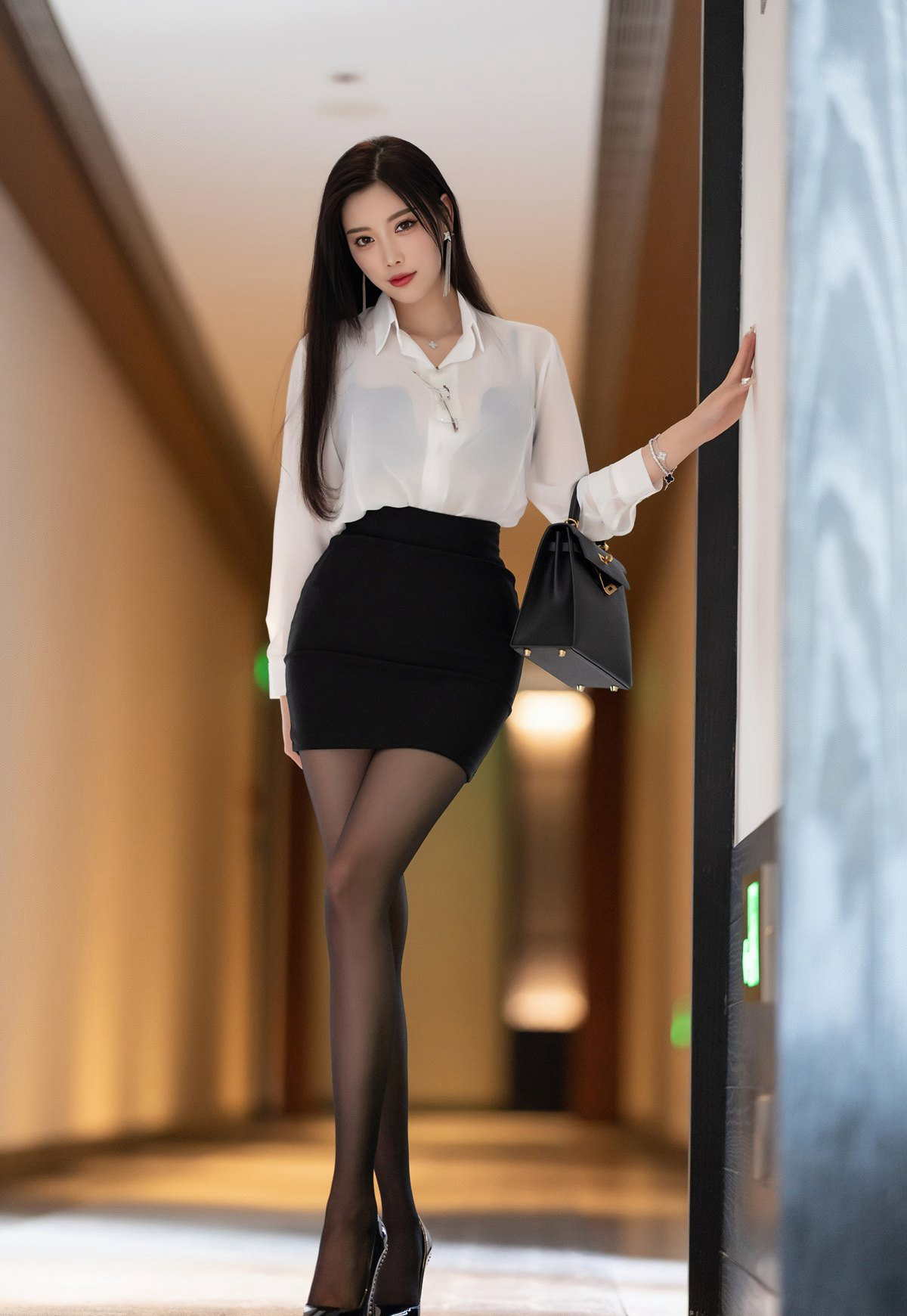 办公室黑丝无内腿秘书杨晨晨好爽好紧清纯唯美女神第一页