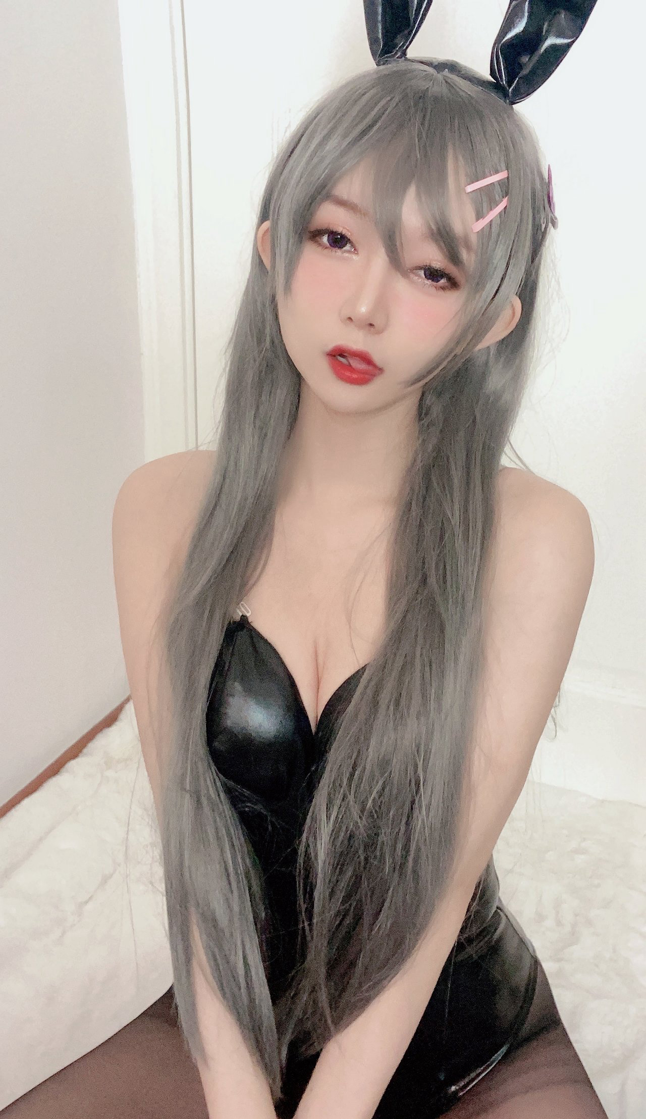 大尺度cos黑丝美腿兔女郎美女二次元大胸妹子
