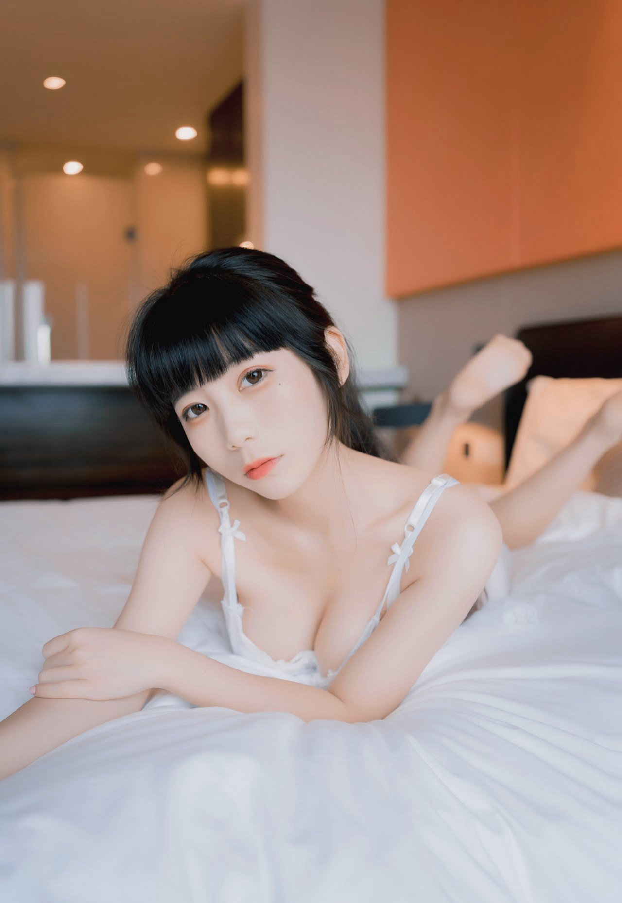白丝cosplay超污大尺度女主播诱惑午夜极品美体图片