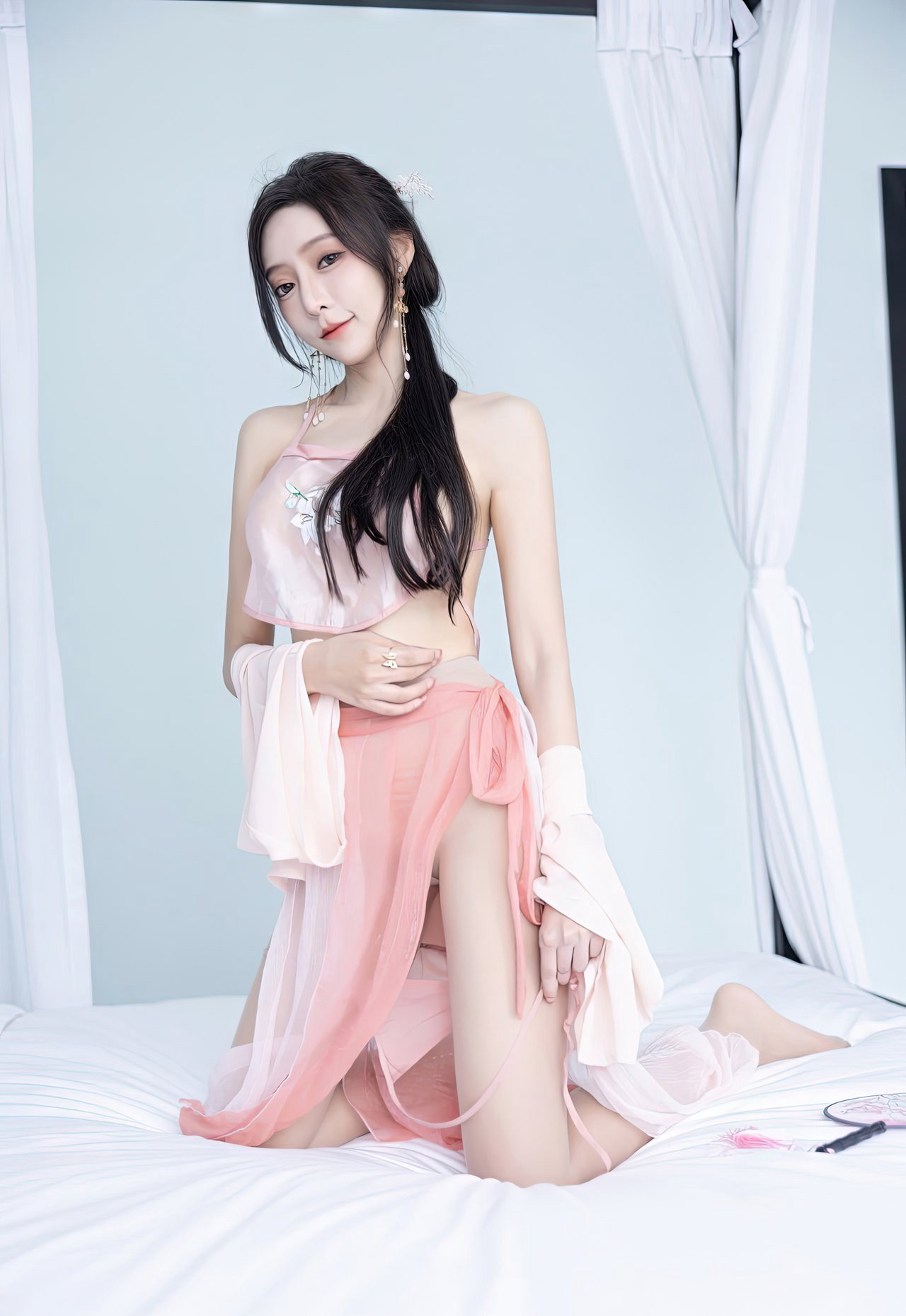 大尺度动漫美女白嫩皮肤细腰镂空白丝情趣纯欲jk