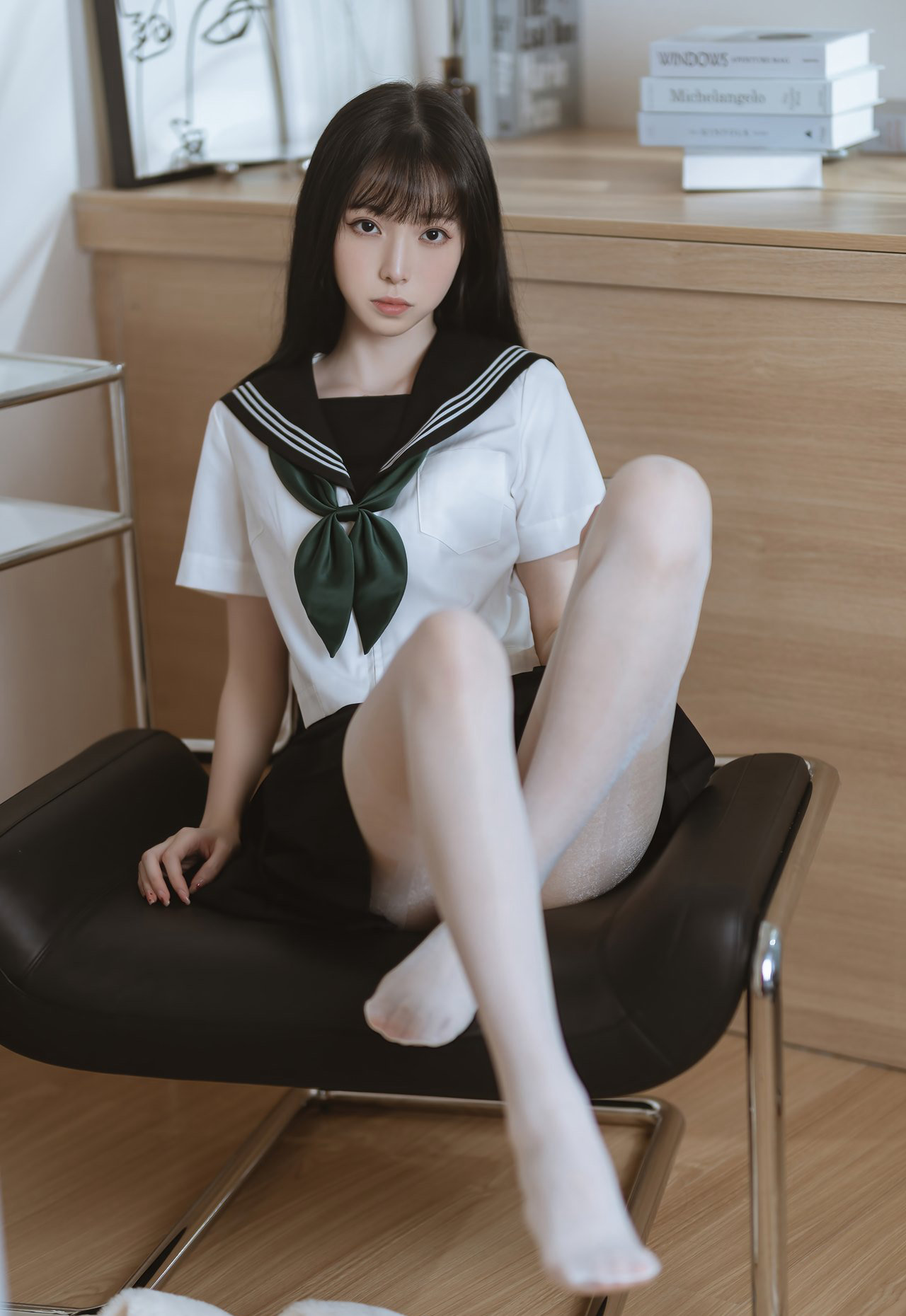 动漫美女许岚学生装白丝裤袜校服露内写真