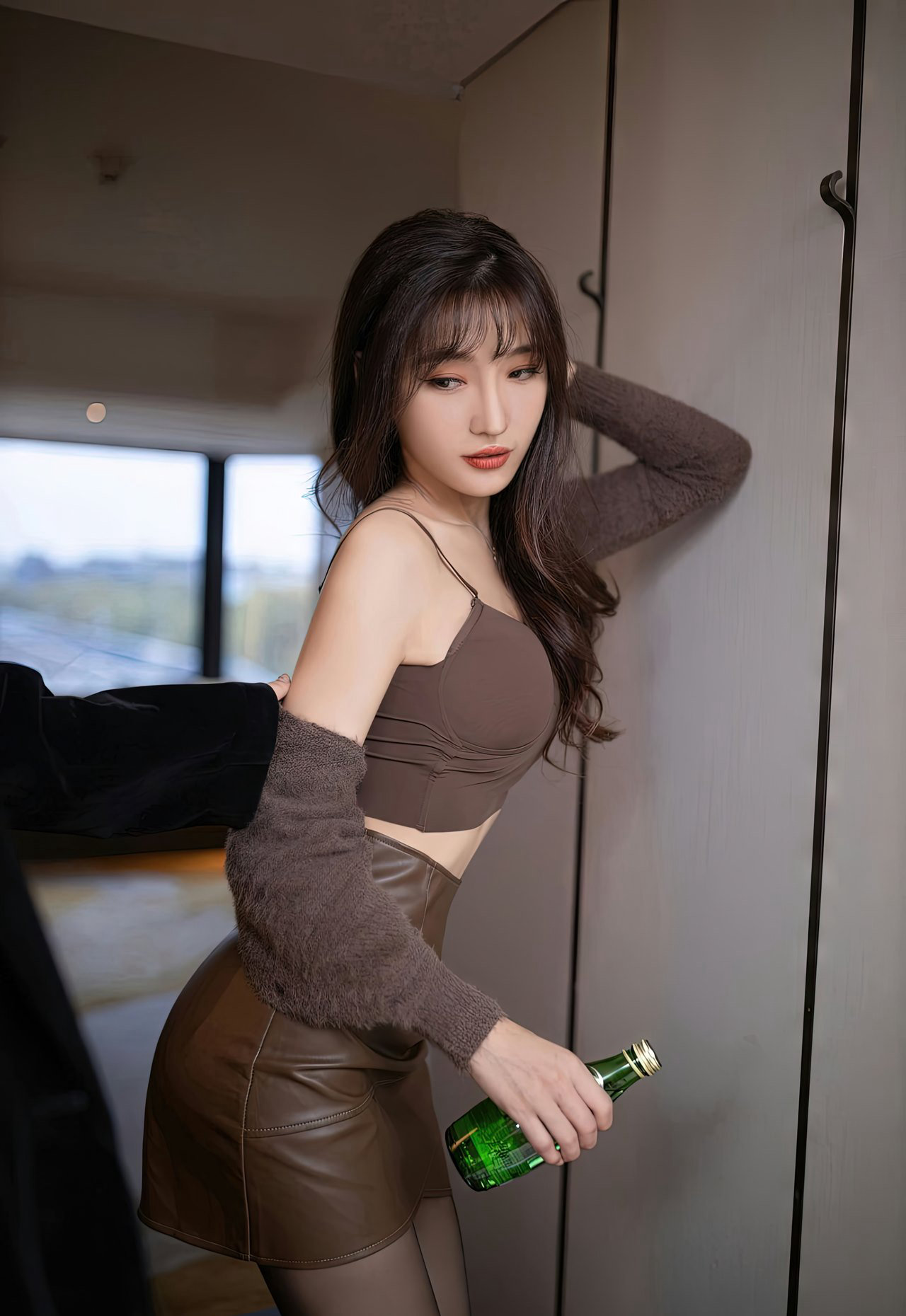 风骚黑丝美女把胸全部露出来的美女的照片美女妲己一糸丝不挂图集