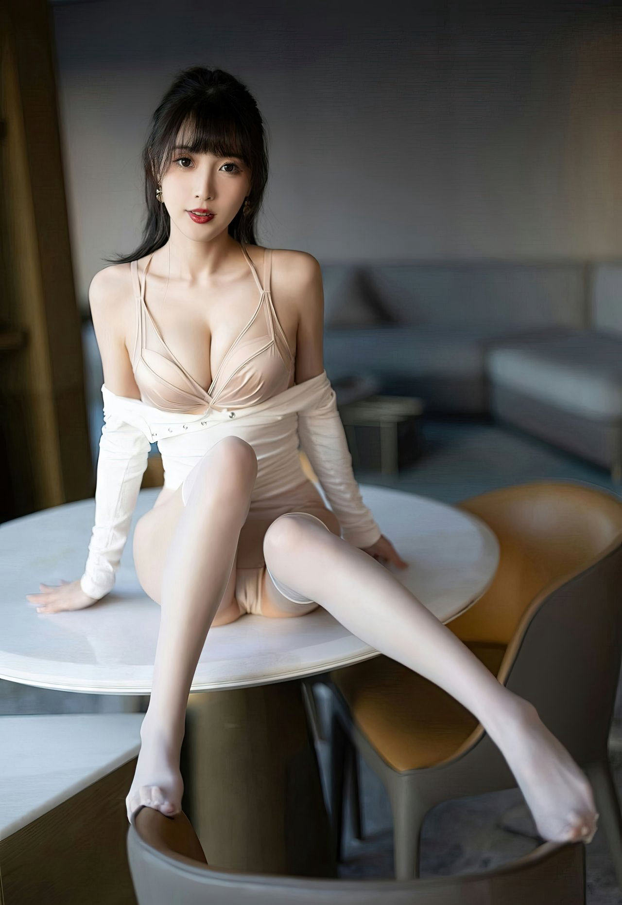 韩国超美尤物makemodel肉丝无内美女解开内衣露出奶的图片