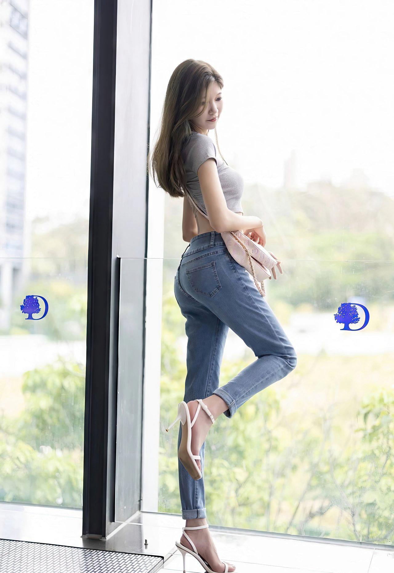 白丝美女玉足紧身牛仔裤mm131嫩王语纯翘臀