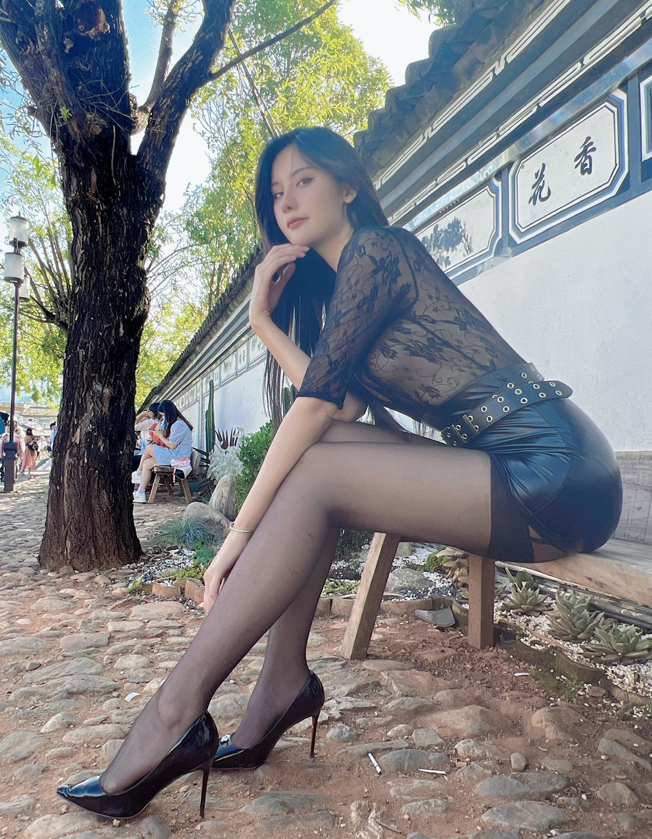 就是阿朱黑丝高跟性感皮裤诱惑白丝美腿写真套图